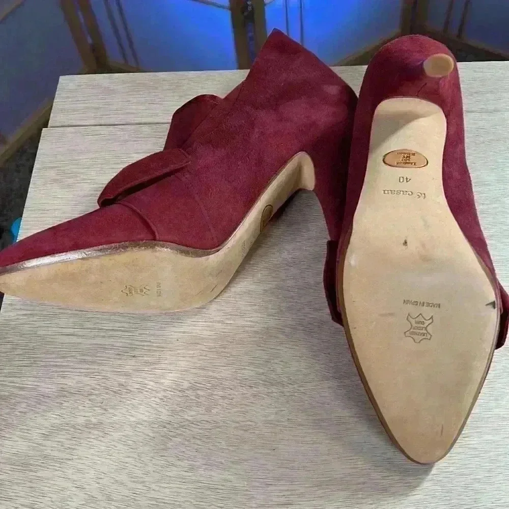Te Casan Limited Edition red suede heels
Size: 40 or 9.5 NEW - Picture 5 of 11